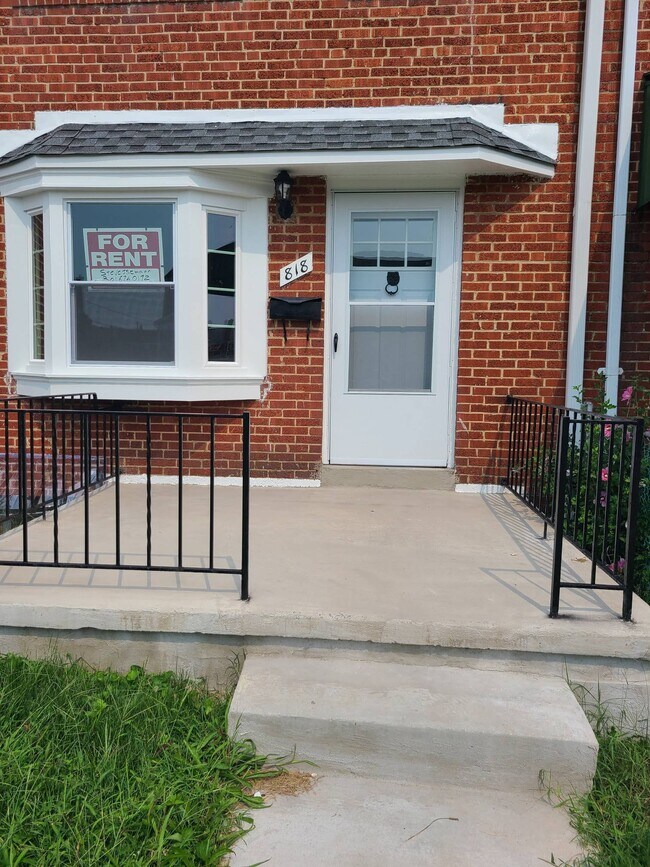 Building Photo - 818 N Marlyn Ave