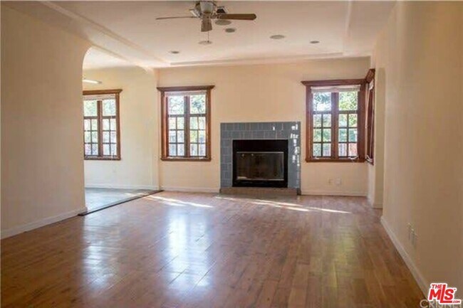 Foto del edificio - 15819 Leadwell St