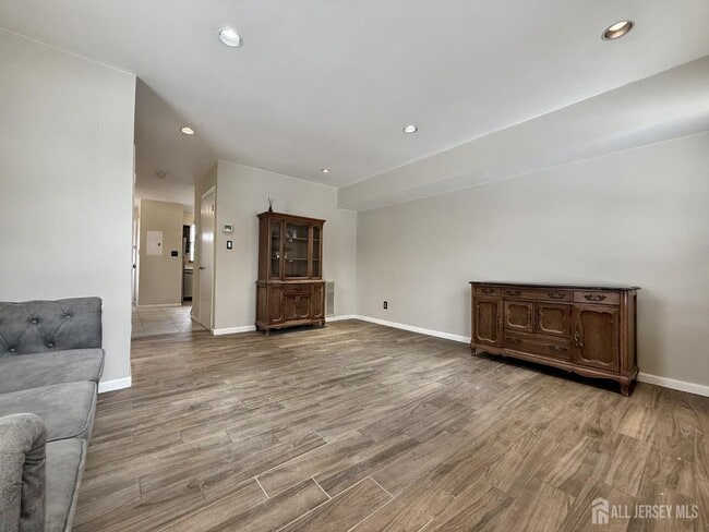 Building Photo - 17 Florida Grove Rd