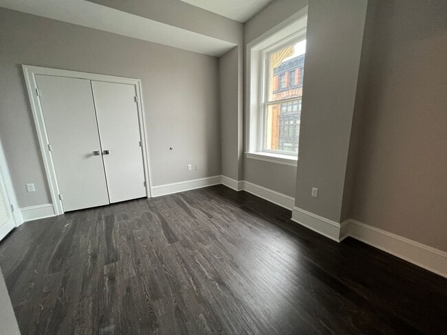 Interior Photo - 306 W Franklin