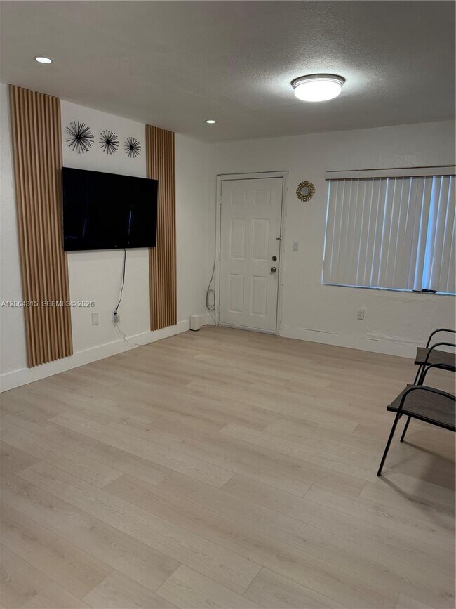 Foto del edificio - 3660 SW 10th St
