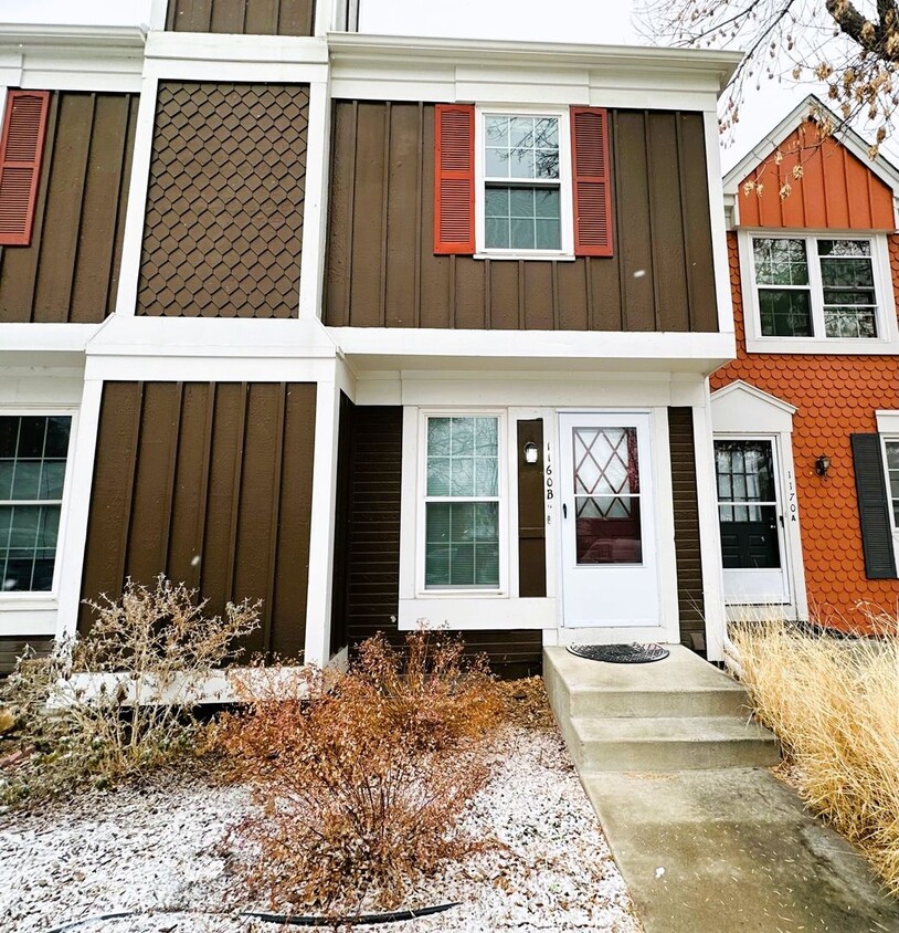 Foto principal - Charming 2-Bedroom 2 Bathroom Townhome wit...