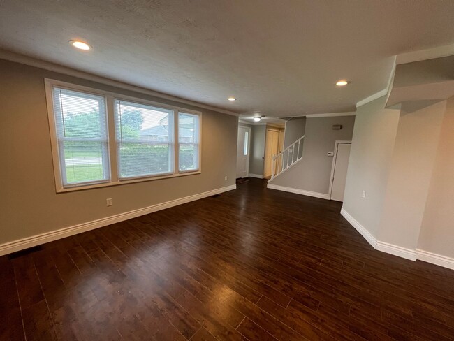 Building Photo - 6470 Waywind - 6 Bedroom - 3.5 Bath - In T...