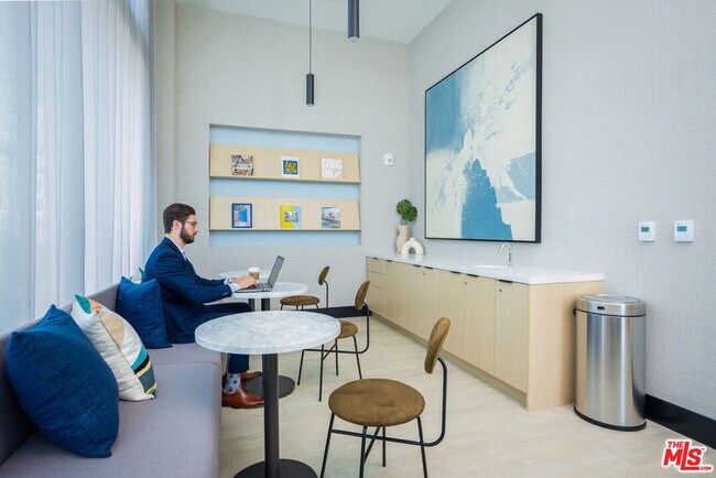 Foto del edificio - 333 E Broadway