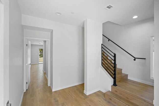 Foto del edificio - 5126 Riverton Ave