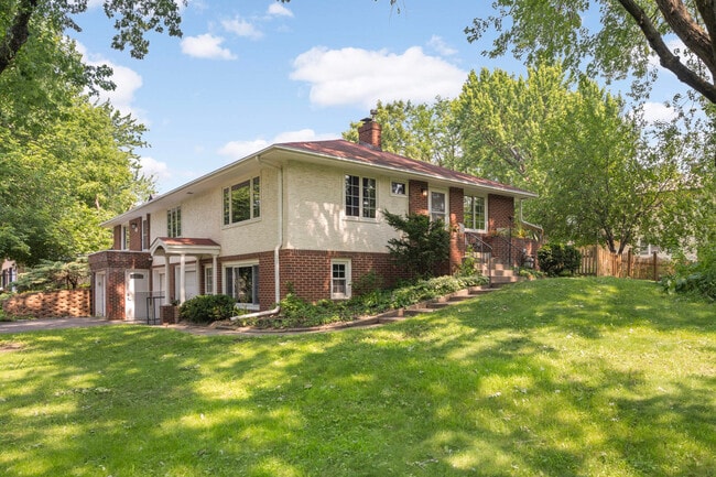 Building Photo - 2523 Maple Ln