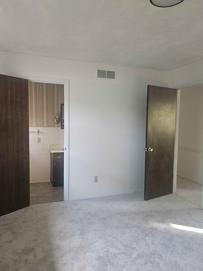 Foto del edificio - 121 S Regency Dr