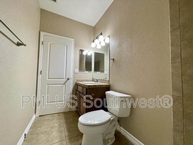 Building Photo - 11 Hickory Knoll Cir