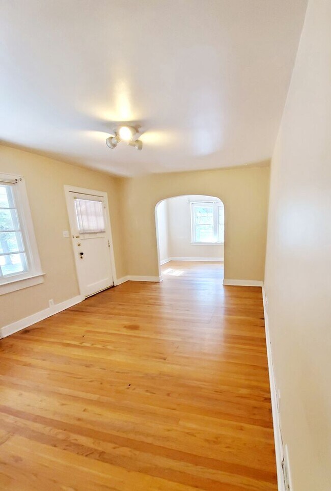 Building Photo - Aug 1st 2026/2027 Pre-leasing Close to 1.5 Blks to CSU & Old Town