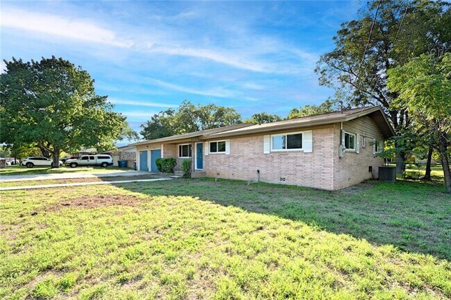 Building Photo - 1216 Rivercrest Dr