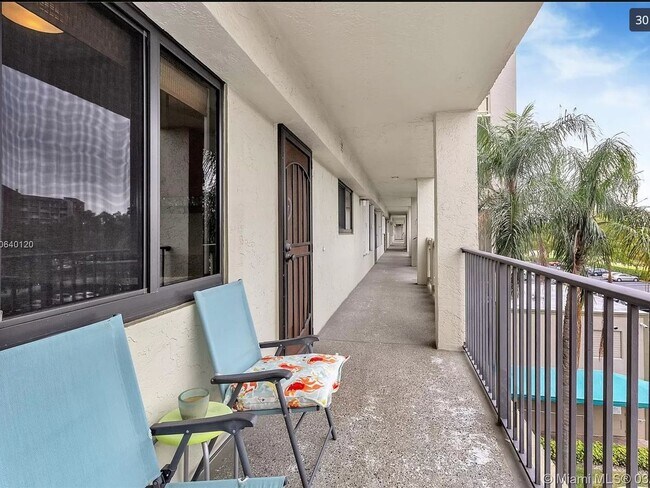 Building Photo - 2 Bedroom Condo in Pompano Beach