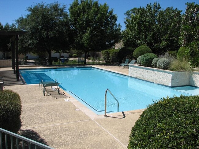 Foto del edificio - 2100 Pipers Field Dr