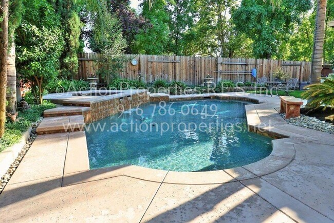 Foto del edificio - Granite Bay Beauty - 5 Bed, 3.5 Bath Home - Large Pool - Two Story - Lawn & Pool Service Included!