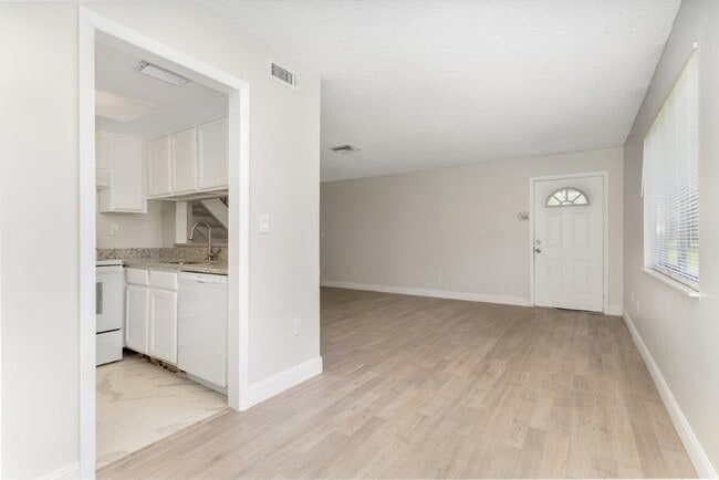 Building Photo - 4112 Yellow Pine Ln
