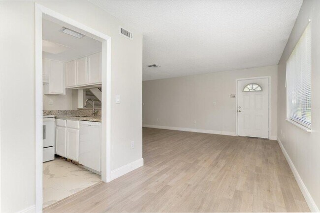 Foto del edificio - 4112 Yellow Pine Ln
