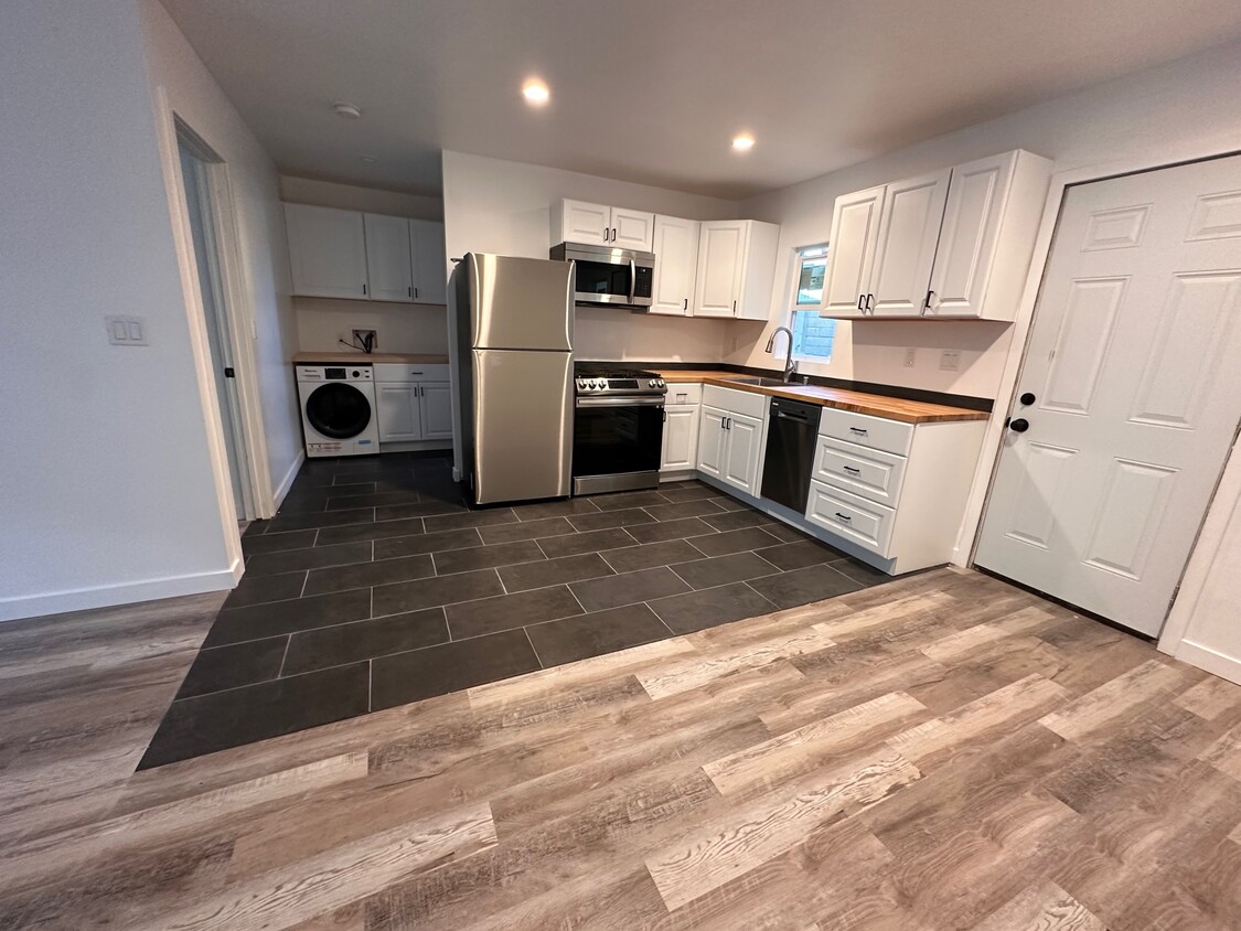 Kitchen/dining/laundry area - 2146 Felspar St