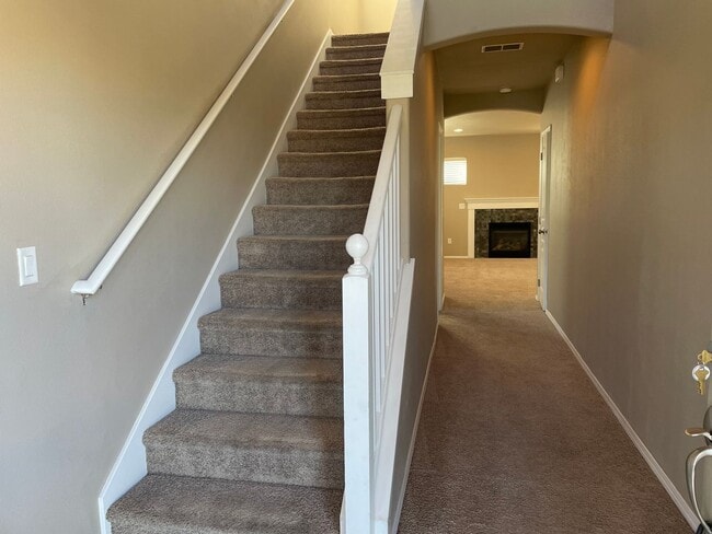 Foto del edificio - Come Home to This Beautiful 3 Bedroom 3 Bathroom 2 Story Home!!!