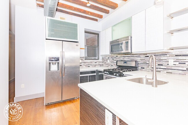 Building Photo - 404 Suydam St