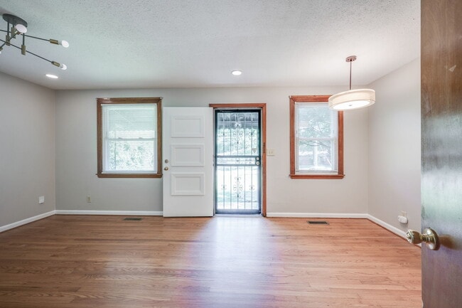 Building Photo - 531 Rosedale Ave