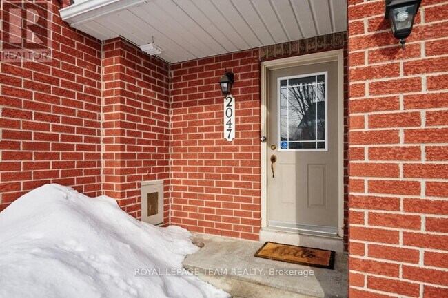 Photo du bâtiment - 2047 Dunollie Crescent