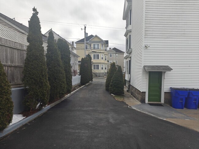 Building Photo - 452 Osborn St