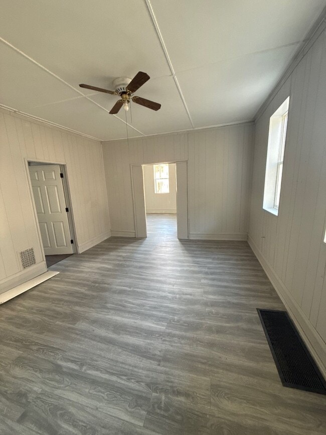 Building Photo - 1121 St Vincent St