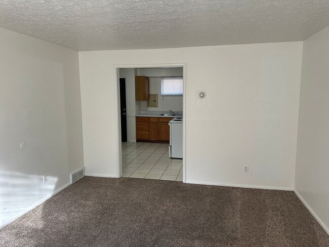 Building Photo - 2 Bedroom 1 bath Crescent St. Duplexes