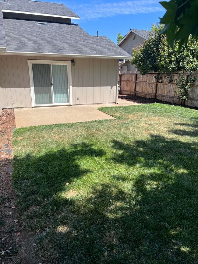 Foto del edificio - 2070 Fancy Oaks Dr, Redding, CA 96003