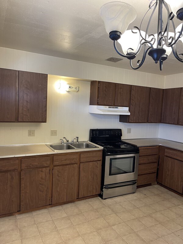 Building Photo - 2 Bedroom Duplex