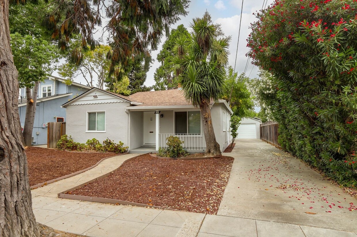 Primary Photo - 2 Bed/ 1 Bath Home near downtown Campbell....