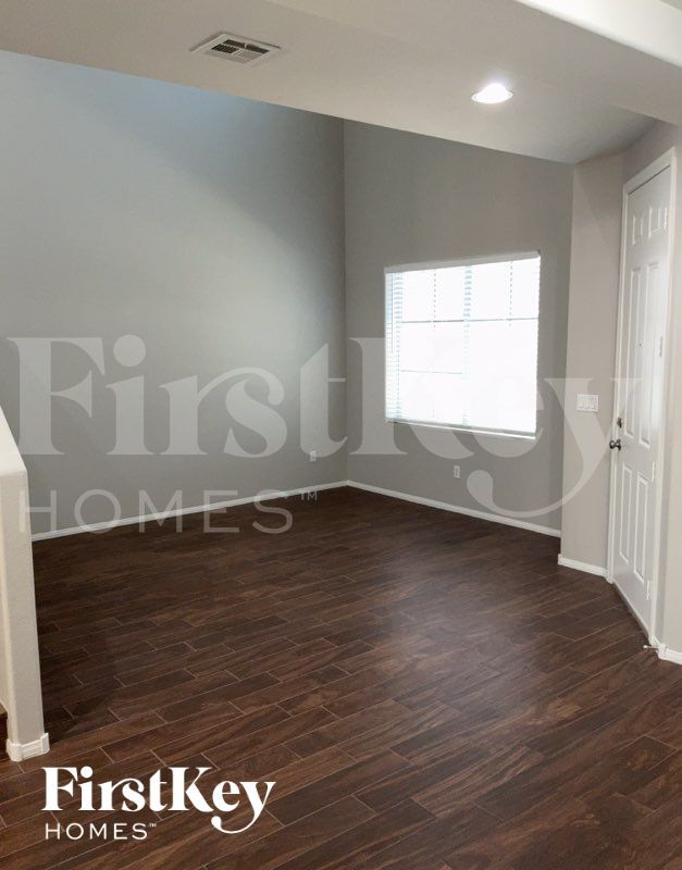 Building Photo - 1104 E Hammer Ln