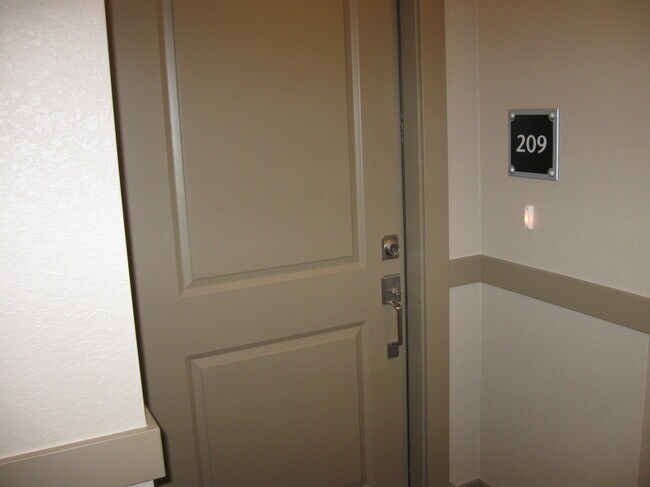 Building Photo - 303 Inverness Way S