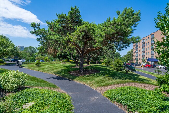 Foto del edificio - 637 E Woodland Park Ave