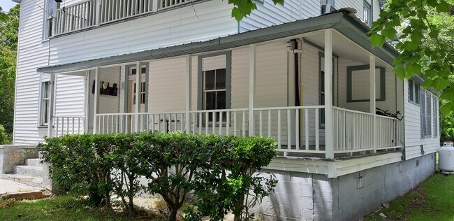 Building Photo - 904 6th Ave
