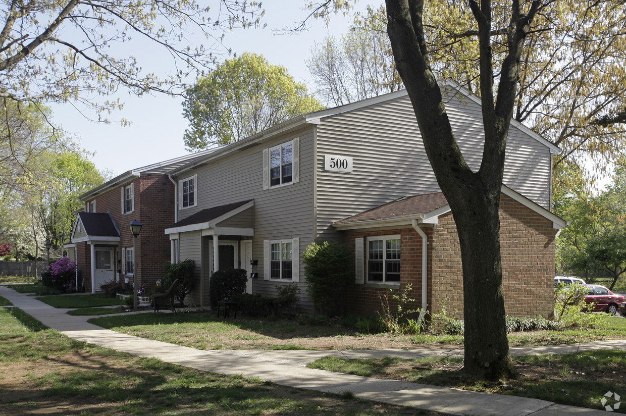 Building Photo - Paumanack Village I & II