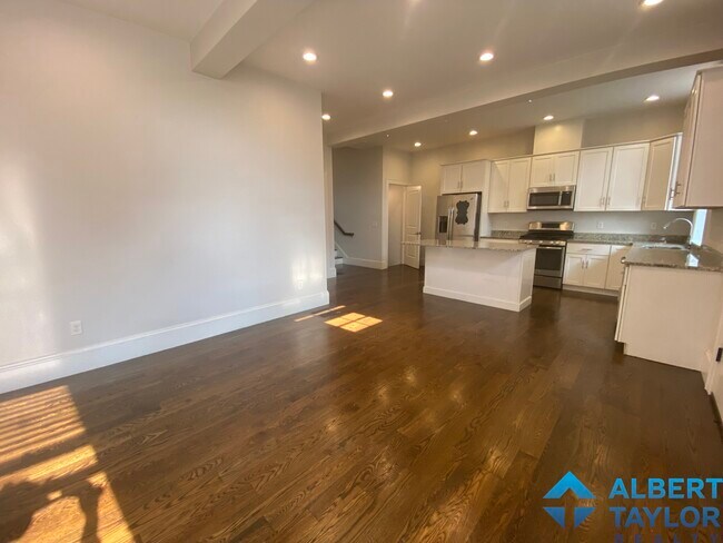 Foto del edificio - 2044 Beacon St
