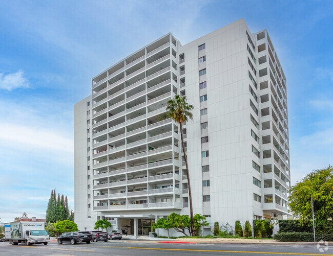 Building Photo - 999 N Doheny Dr