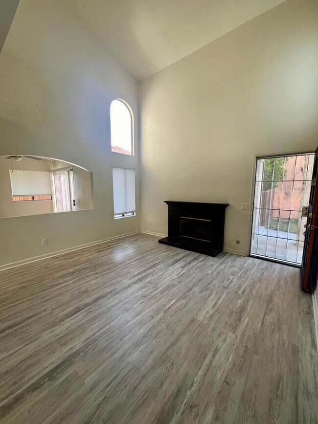 Building Photo - Charming 3 Bedroom 2 Bath