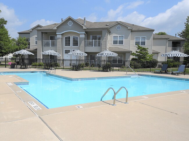 Piscina y solárium - Shoreline Landing Apartments