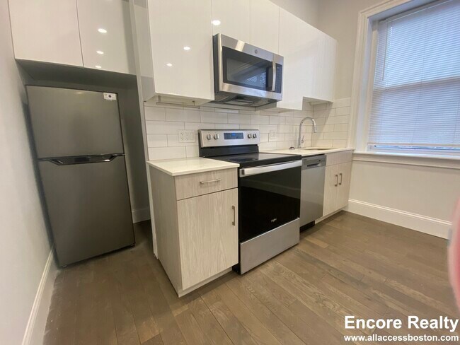 Building Photo - 124 Peterborough St