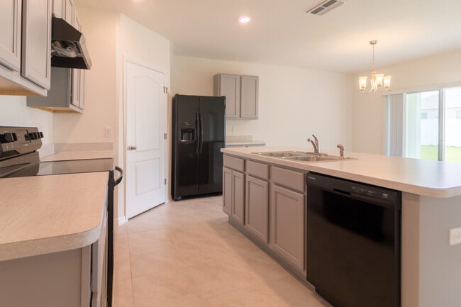 Building Photo - 462 St Georges Cir