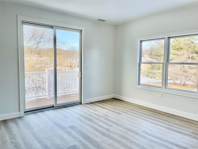 Building Photo - 903 Oakridge Cmns