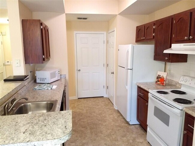 Foto del edificio - 2700 Pine Tree Rd NE
