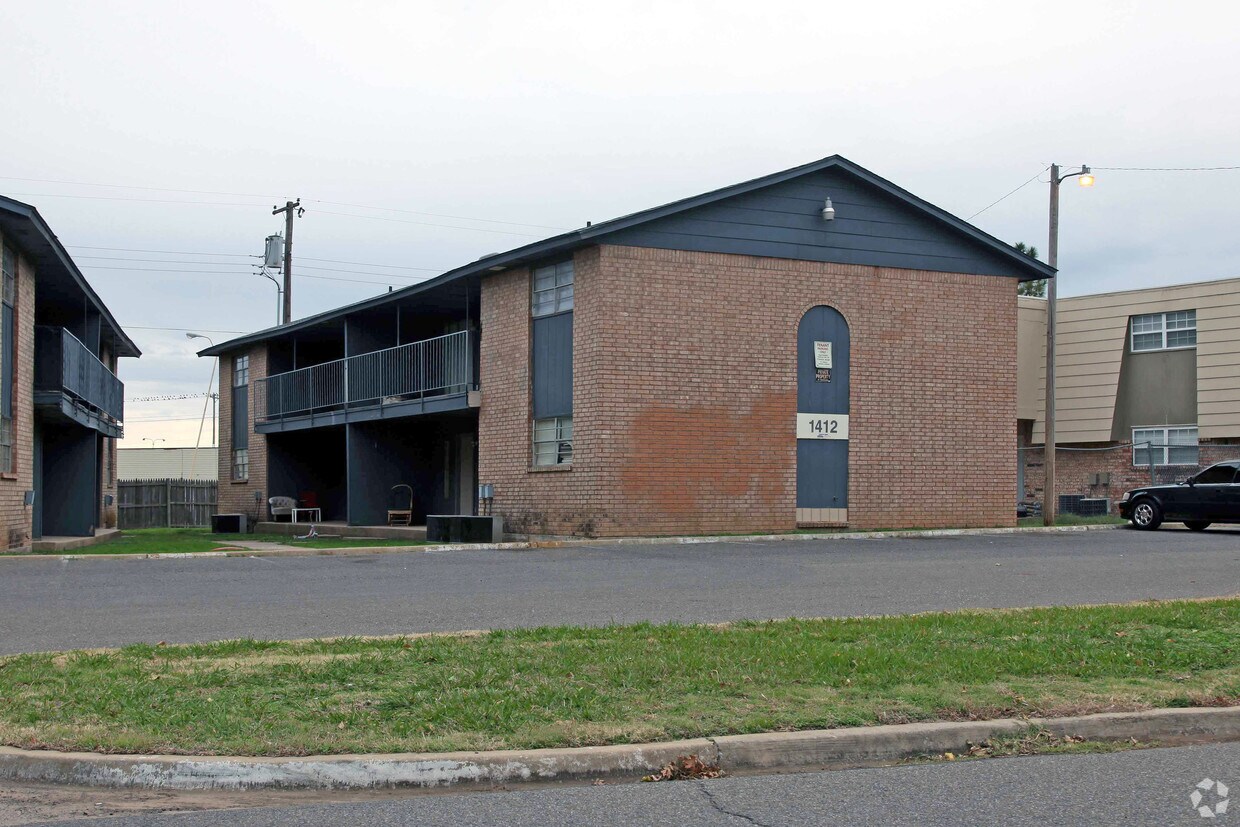 Building Photo - 1412 N Norman Ave