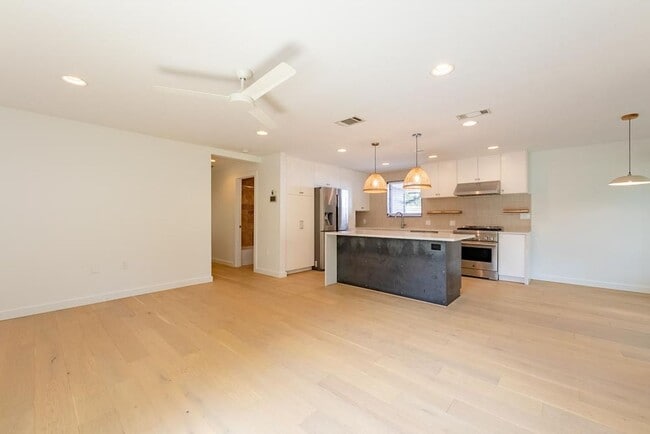 Building Photo - 1601 Cloverleaf Dr