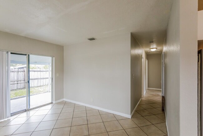 Building Photo - 3100 NW 5th Ct