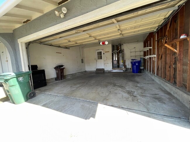 2 car garage - 1271 Parkway Dr
