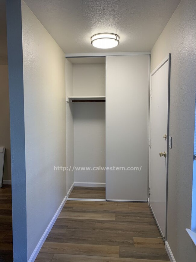 Building Photo - 1211 Garbo Way