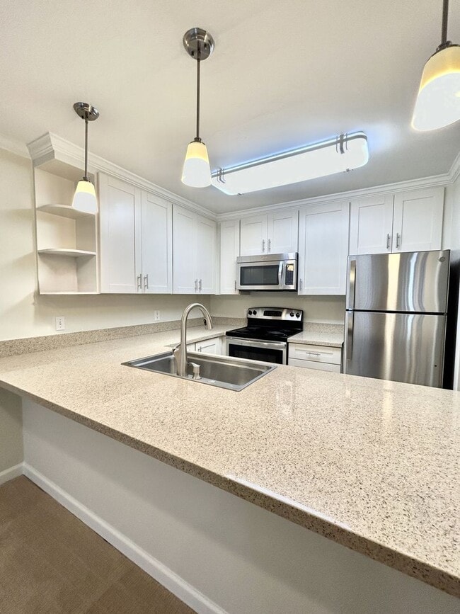 Building Photo - Beautiful top floor 1 bed/1 bath Apartment available NOW!