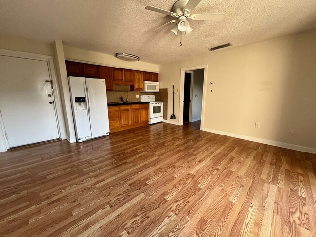 Foto del edificio - 1 bed 1 bath condo close to downtown Sarasota